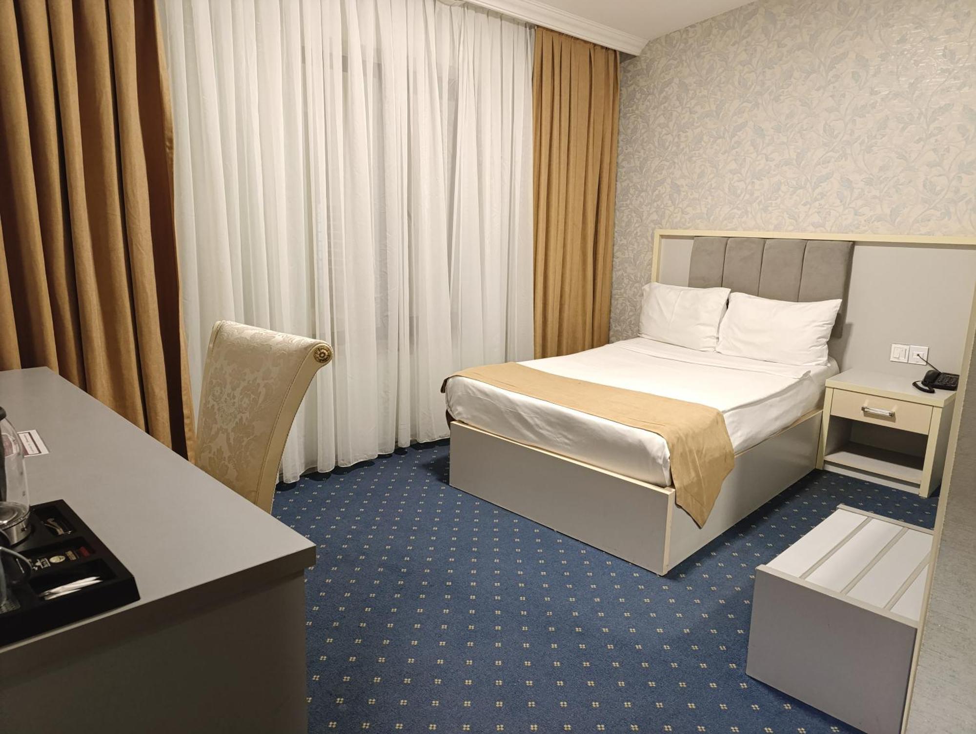 Alis Hotel Baky Esterno foto