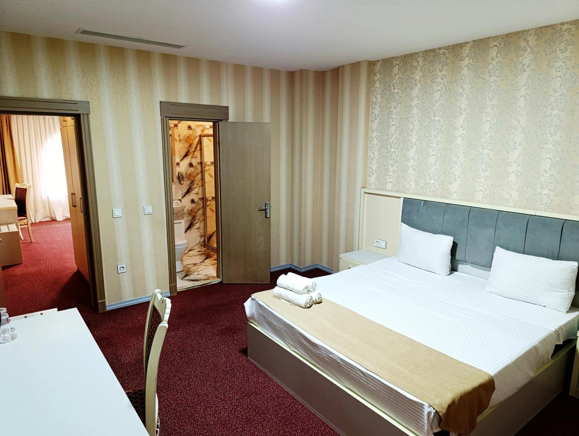 Alis Hotel Baky Esterno foto