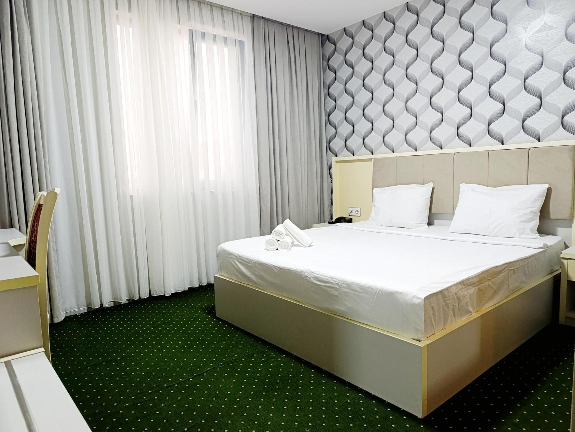 Alis Hotel Baky Esterno foto