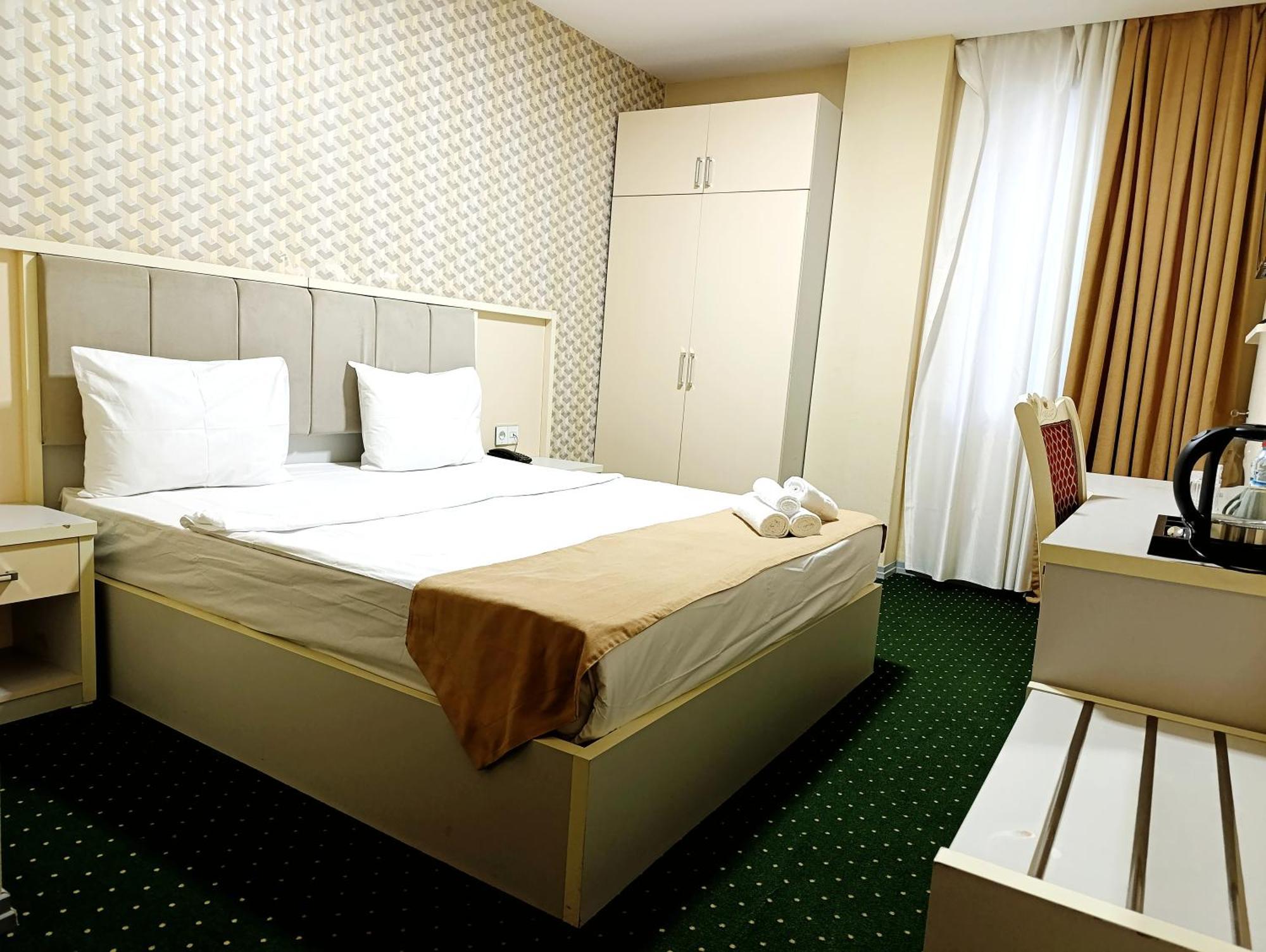 Alis Hotel Baky Esterno foto