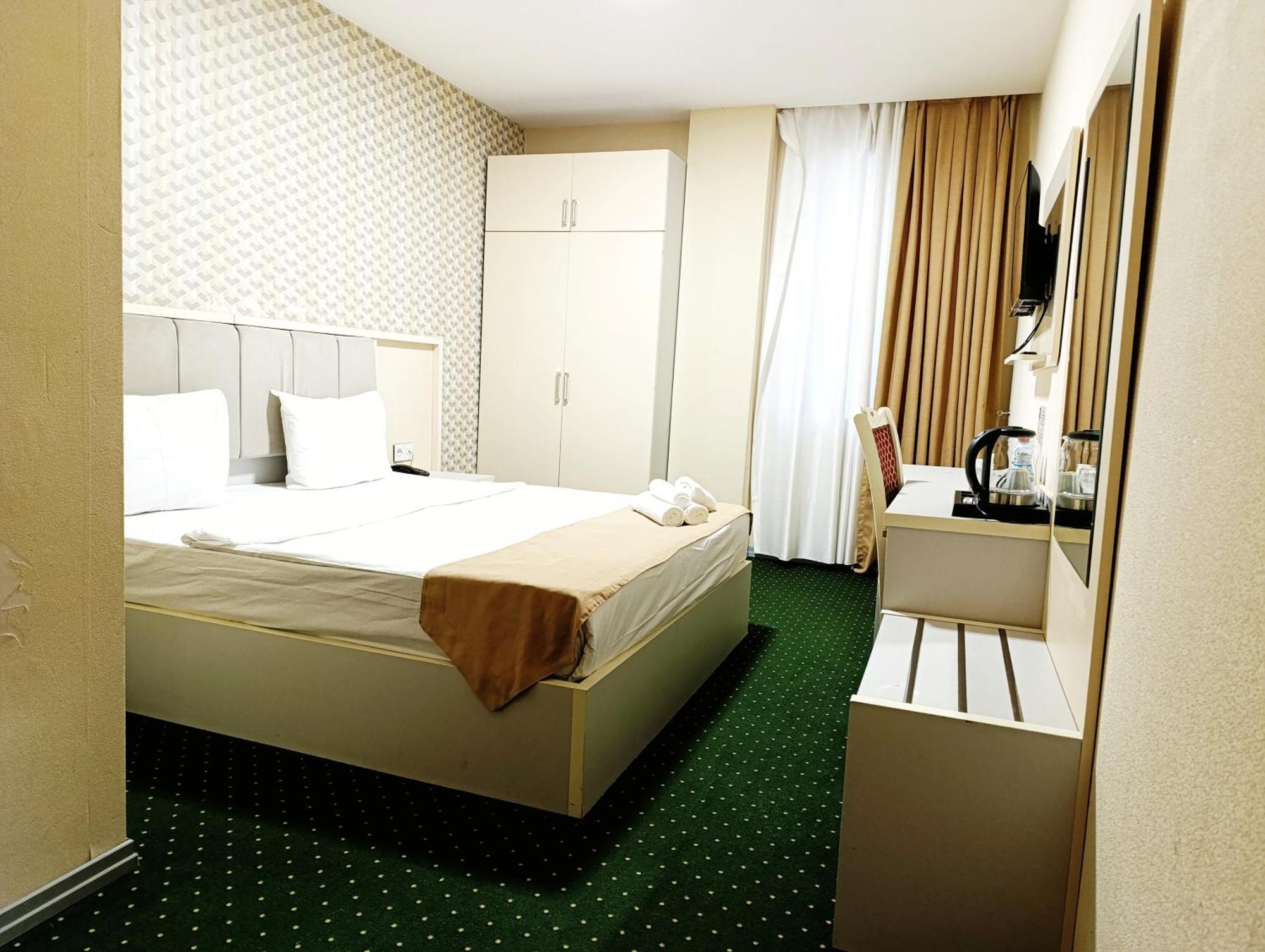 Alis Hotel Baky Esterno foto