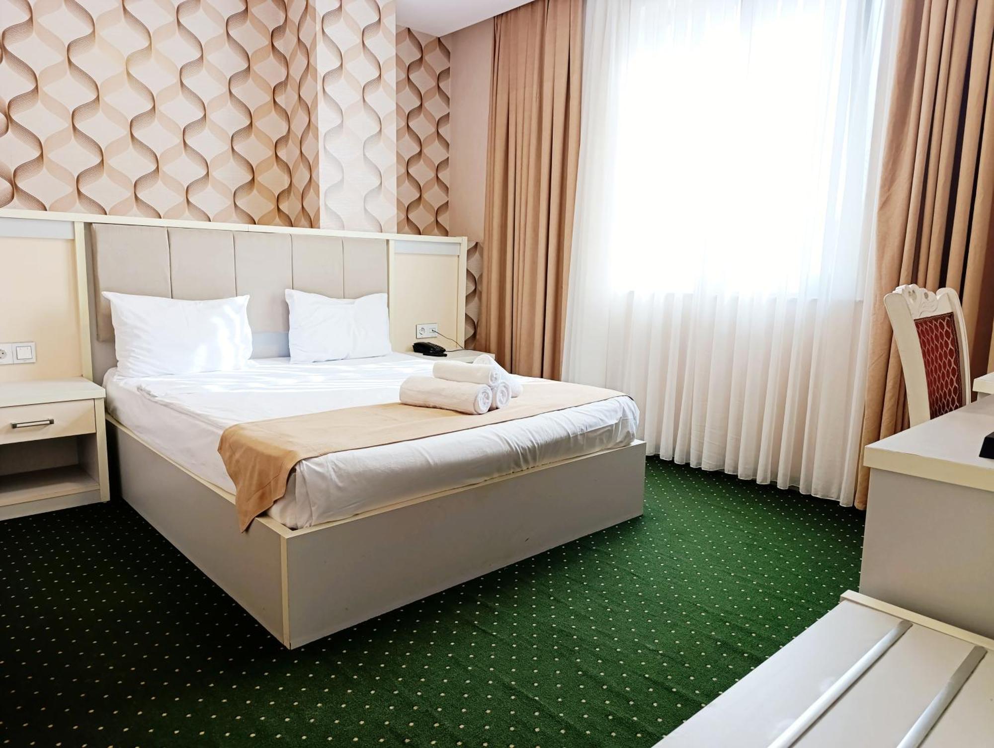 Alis Hotel Baky Esterno foto