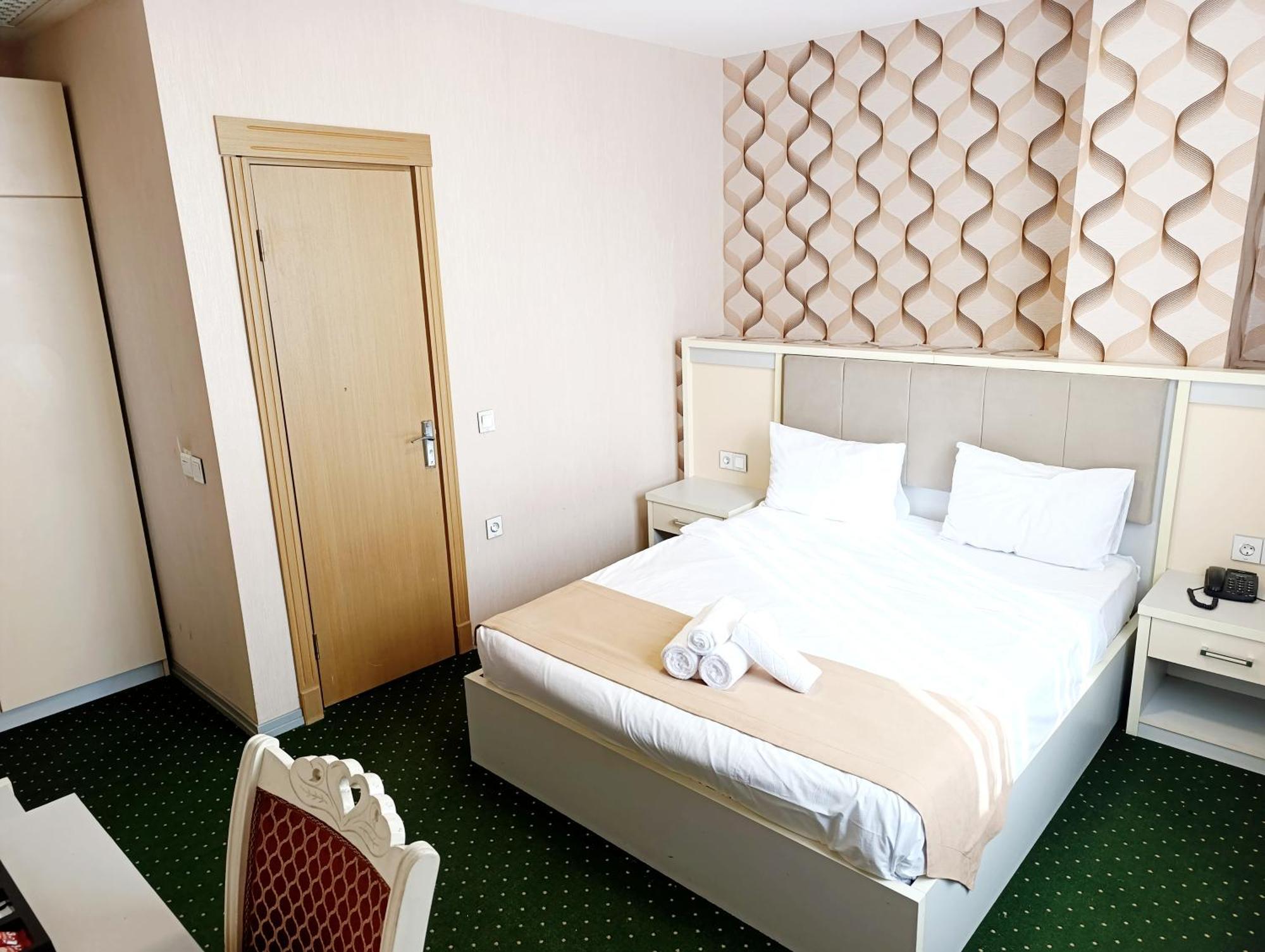 Alis Hotel Baky Esterno foto